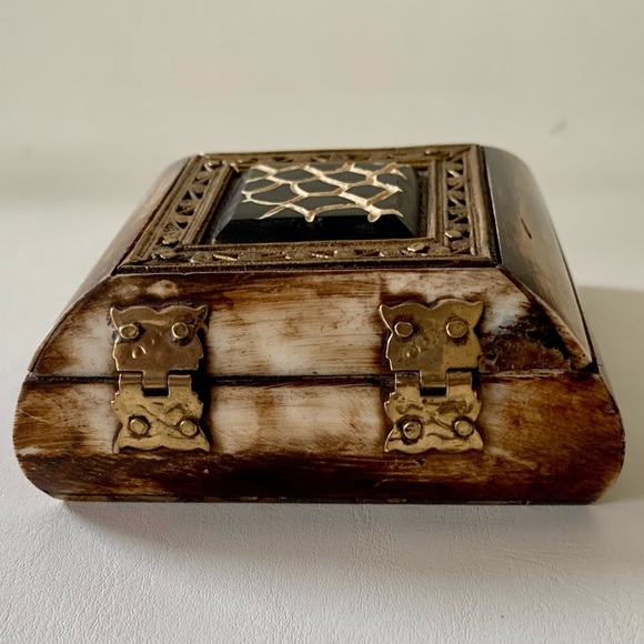 Vintage box made from bone and brass - Picture 7 of 12